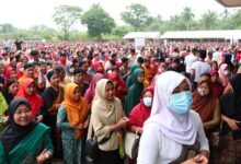 Warga Berbondong-bondong Ikuti Vaksin Massal